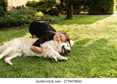 Frauen spielen mit Hund Labrador draußen. Freundschaft von Menschen und Tieren