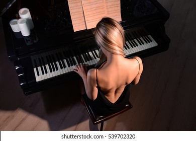 Frau Klavier Stock Photos, Images & Photography | Shutterstock