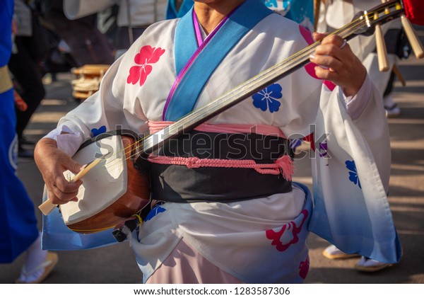 阿波踊りで三味線を弾く女性 の写真素材 今すぐ編集