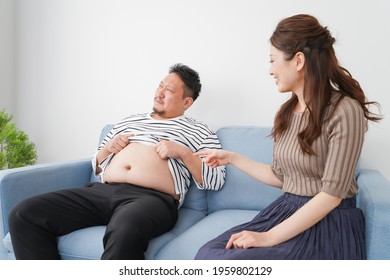 Woman pointing out their husbands' body shape