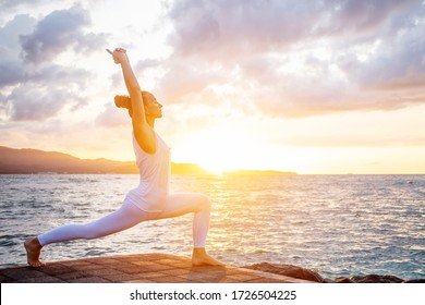 Frauen praktizieren Yoga an der Küste