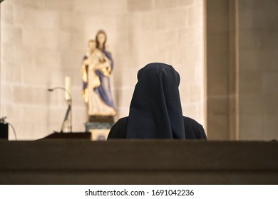 Una mujer rezando en la Iglesia de San José, Nazaret