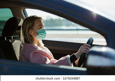 Frauen in Schutzmaske, die ein Auto auf der Straße fahren. Sicheres Reisen.