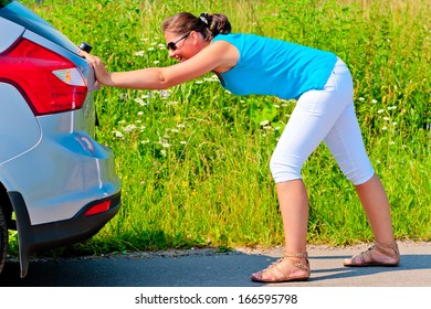 girl push car