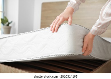 Mujer poniendo colchón ortopédico suave en la cama