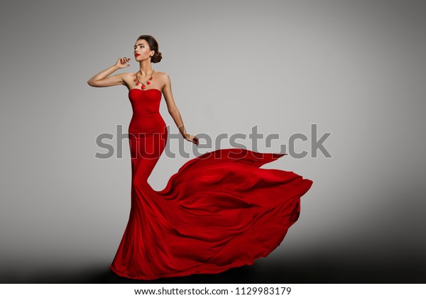 女性の赤いドレス 長い絹のファッションモデル なびく織物のテールトレイン 風になびく布 の写真素材 今すぐ編集