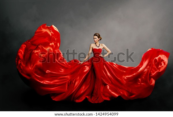 女性の赤いドレス 長い絹の服のファッションモデル 風になびく布 飛び散る織物 の写真素材 今すぐ編集