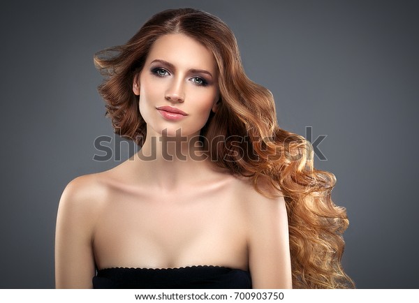 Woman Red Lipstick Curly Hair Fashion Stockfoto Jetzt