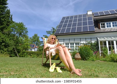 Frau entspannend im Garten des Sonnenhauses