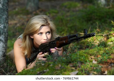 Woman Rifle Stock Photo 769861744 