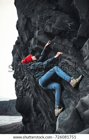 Wanderin steht auf einem Felsen am Old Man of Storr