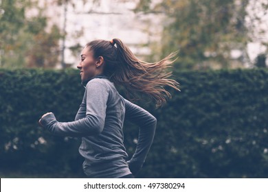 Mulher correndo. Corredor feminino correndo, treinando para maratona. Fit menina fitness atleta modelo exercício ao ar livre.