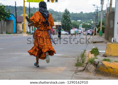 woman running marathon tarahumara