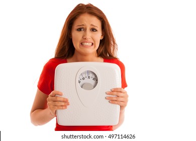 Frau mit Skala unglücklich mit ihrem Gewicht Gesten Traurigkeit und Sorge einzeln auf weißem Hintergrund