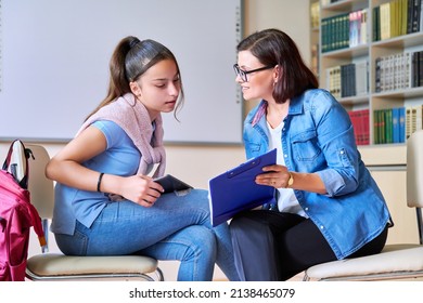 Profesora de psicóloga de escuela femenina hablando y ayudando a estudiante, muchacha adolescente