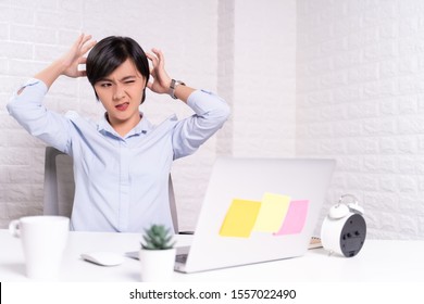 Woman Scratching Her Head Office Stock Photo 1557022484 | Shutterstock