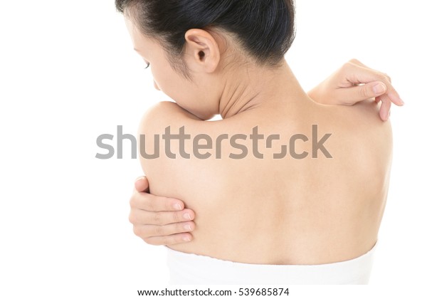 アレルギー性の発疹でかゆい背中を掻く女性 の写真素材 今すぐ編集