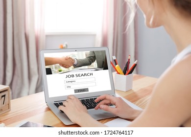 Frauen suchen mit Laptop am Holztisch , geschlossen 