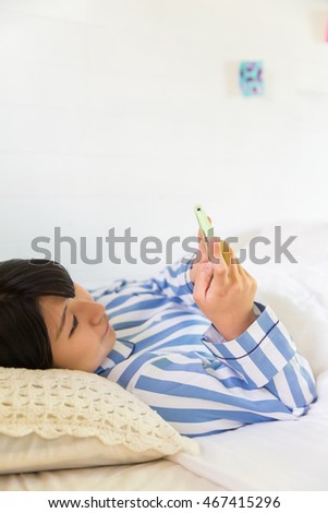 woman  to see a smart phone in a bed