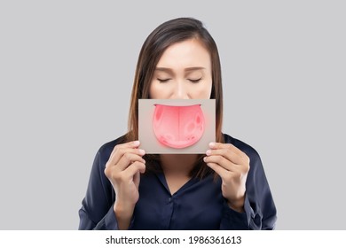 Die Frau zeigt das Bild von Zungenproblemen, Illustration gutartige Zugglossitis auf braunem Papier, Behcet's Disease