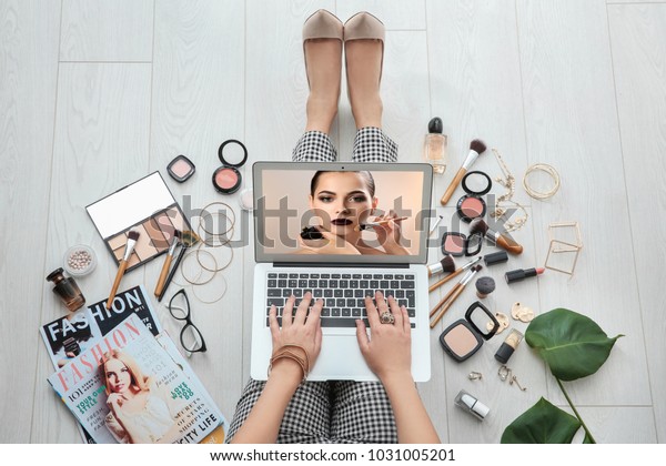 مجلة مكياج همسات المطر بالصور متجدد - صفحة 3 Woman-sitting-on-floor-laptop-600w-1031005201