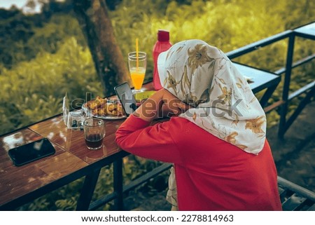 A woman sitting at the park and enjoy the lunch