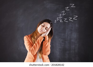 Mujer durmiendo con sonido en la pizarra