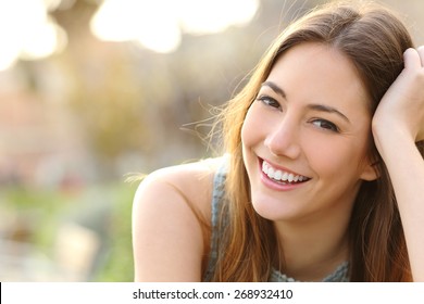 公園やカメラを見ながら完璧な笑顔と白い歯を持つ女性