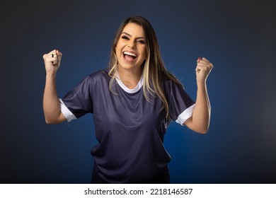 hincha fútbol femenino animando