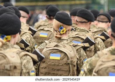 Mujer soldado. Mujer en el ejército. Bandera ucraniana con uniforme militar. Tropas de Ucrania.