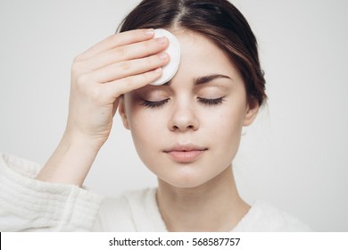 woman with a sponge wihte background cotton pad problem skin