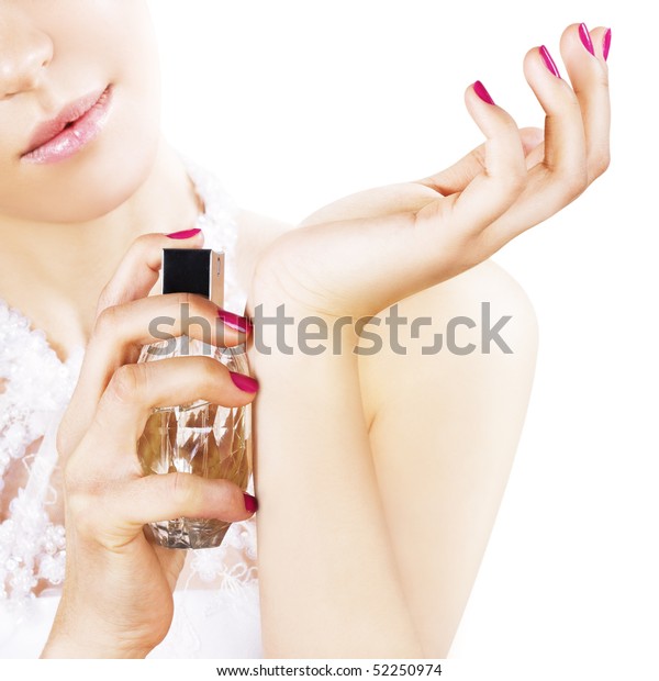 手首に香水をかける女性 手と香水の瓶に集中 の写真素材 今すぐ編集