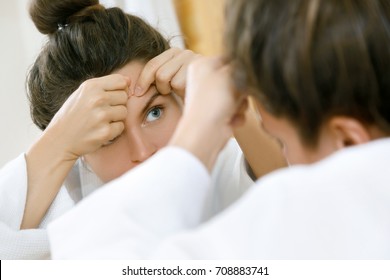 Woman Squeeze Pimples In The Bathroom 