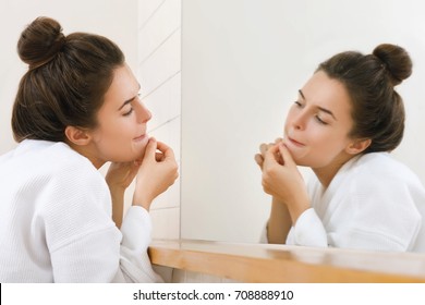 Woman Squeeze Pimples In The Bathroom 