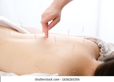 Woman stabbed in the back with needle in bright acupuncture clinic