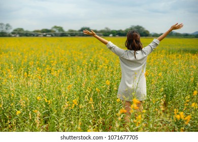 夏 女性 後ろ姿 の画像 写真素材 ベクター画像 Shutterstock