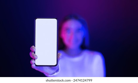 Una mujer está parada
