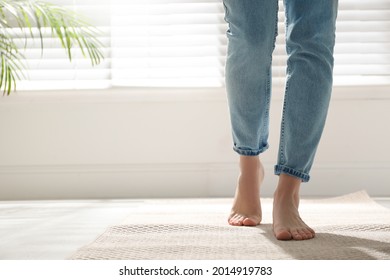 Mujer parada en la alfombra en casa, en el armario. Espacio para texto