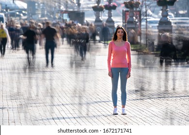 La mujer se para en medio de una calle concurrida