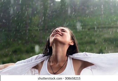 mulher fica sob a chuva