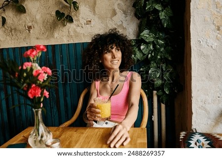 Similar – Foto Bild Zwei Frauen umarmt mit Smoothies, die auf die Kamera schauen.