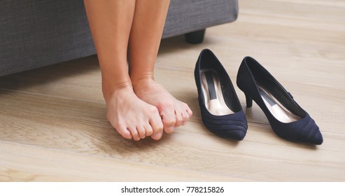 Woman Suffer From Toe Pain After Wearing High Heel 