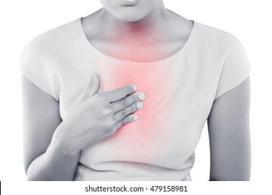 Mulher que sofre de refluxo ácido ou azia, isolada em fundo branco
