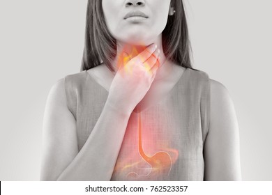 Frauen, die an saurem Reflux oder Magenverbrennungen einzeln auf weißem Hintergrund leiden