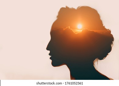 Mujer con sol sobre nubes en la cabeza. Concepto de salud mental.