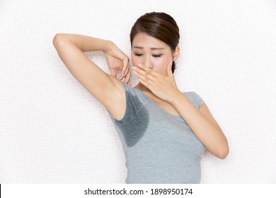 A Woman Is Surprised To See Her Armpit Sweat.