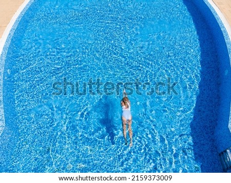 Kind im Swimmingpool Leben