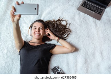 7,622 Girls selfie bedroom Images, Stock Photos & Vectors | Shutterstock