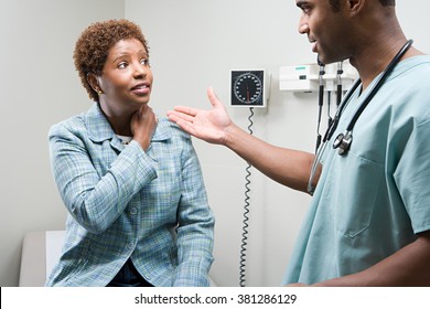 Frau spricht mit einem Arzt