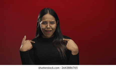 Mujer toca el dedo